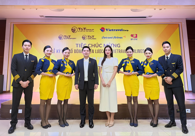 Ông Đỗ Vinh Quang (đứng giữa) chính thức được bầu làm Chủ tịch Vietravel Airlines.