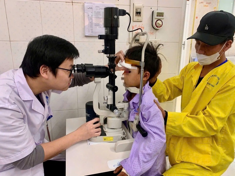 Tình trạng chấn thương ở mắt trái của H, rất nặng, nguy cơ có thể mất thị lực vĩnh viễn. Ảnh: Vietnamnet.