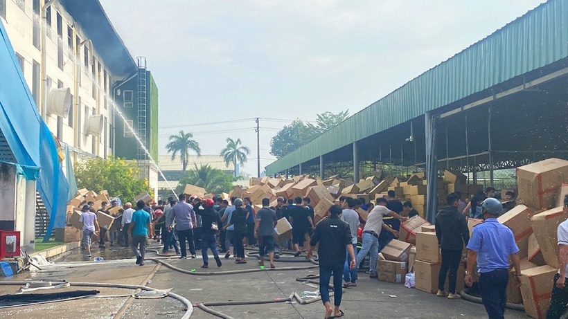 Hàng trăm công nhân di dời các thùng hàng đến nơi an toàn. (Ảnh: VnExpress)