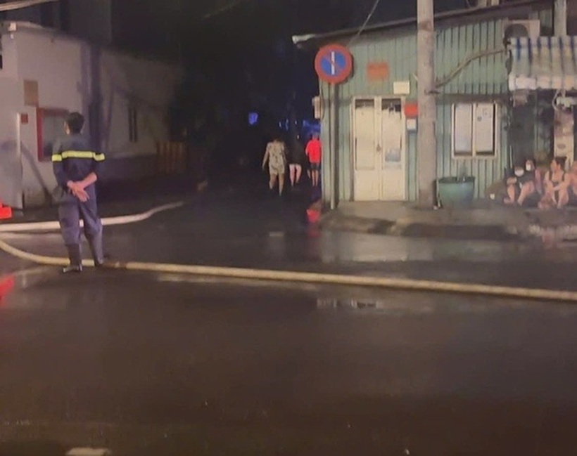 Lực lượng Cảnh sát PCCC và CNCH - Công an TP.HCM cùng các đơn vị liên quan đã đến tiếp cận khống chế đám cháy. Ảnh: Người lao động