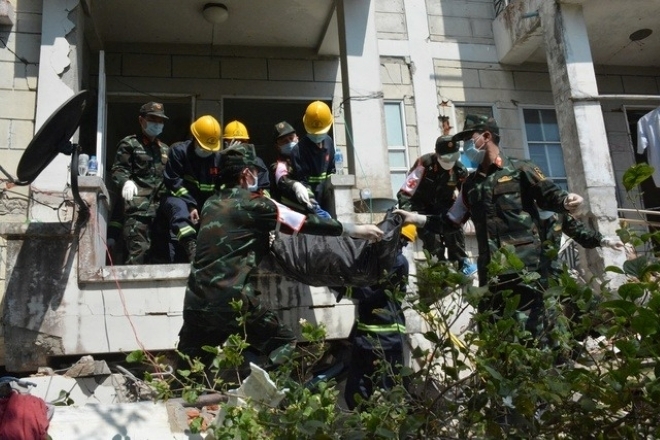 Đoàn cứu hộ đưa thi thể một nạn nhân ở thủ đô Naypyidawra ra ngoài. Ảnh: Người lao động