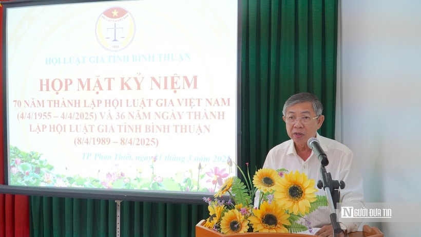 Chủ tịch Hội Luật gia tỉnh Bình Thuận - ông Trần Văn Hải phát biểu tại buổi họp mặt.