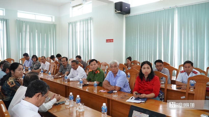 Các đại biểu tham dự buổi họp mặt.