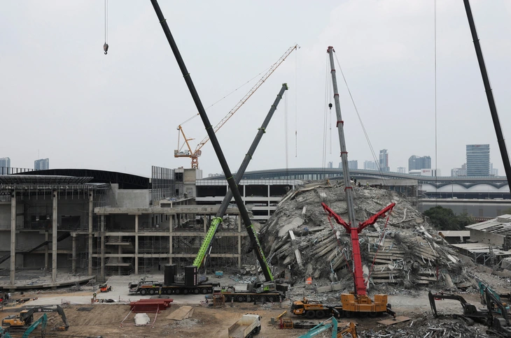 Quang cảnh hiện trường tòa nhà bị sập ở Bangkok sáng 1/4. Ảnh: Reuters
