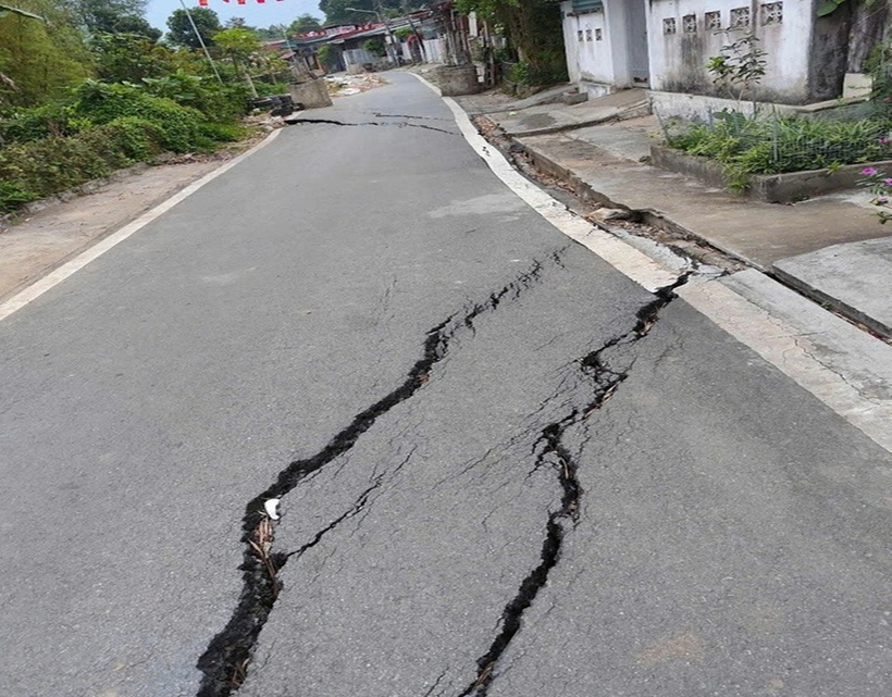 Đường trục 23/9 xuất hiện nhiều vết nứt lớn, nghiêm trọng. (Ảnh: Thanh niên)