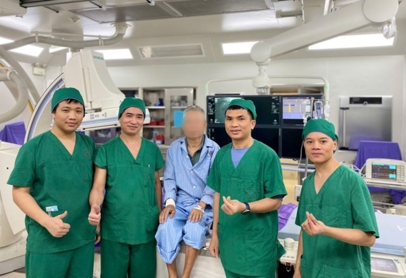 Bệnh nhân Đ.V.C hồi phục, tỉnh táo sau khi được kíp bác sĩ can thiệp thành công. Ảnh: Người Lao Động