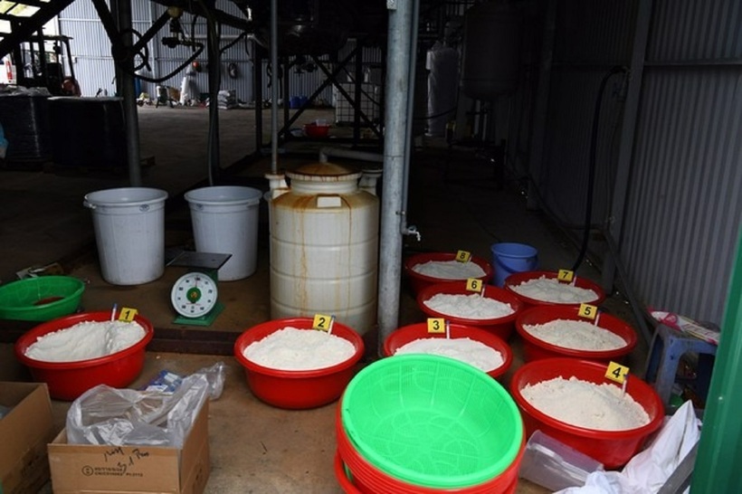 Các vật dụng đối tượng dùng để sản xuất ma túy. Ảnh: Tiền phong