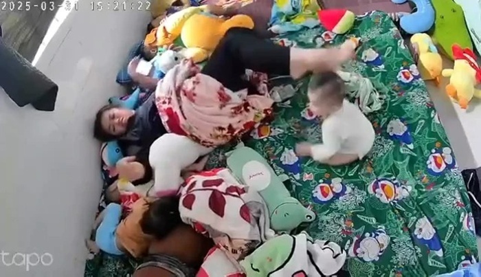 Bảo mẫu liên tục tát vào đầu, mặt bé gái khoảng 1 tuổi ở Tiền Giang. Ảnh: PLO.