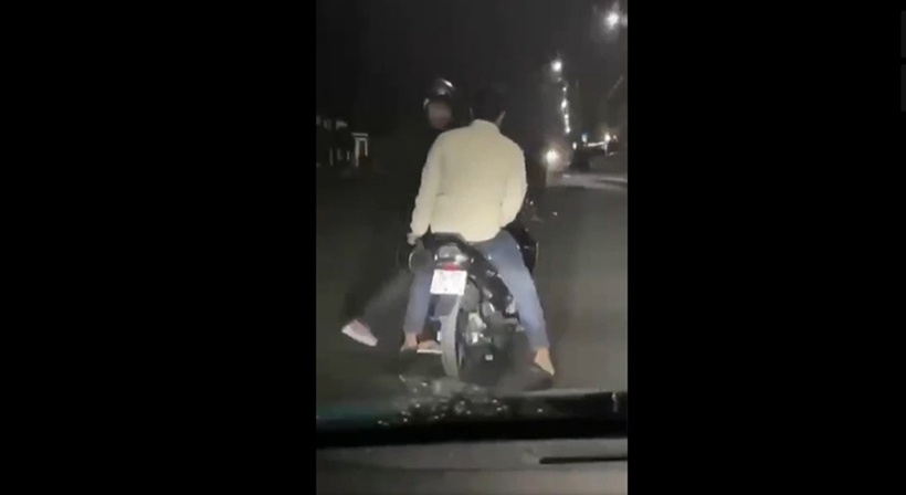 Một người trong nhóm này xuống xe đi tới phía xe taxi chửi bới, đe dọa. Ảnh cắt từ clip.