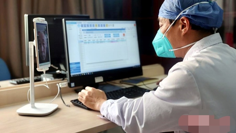 Một bác sĩ cung cấp dịch vụ điều trị trực tuyến cho bệnh nhân. Ảnh: China News Service