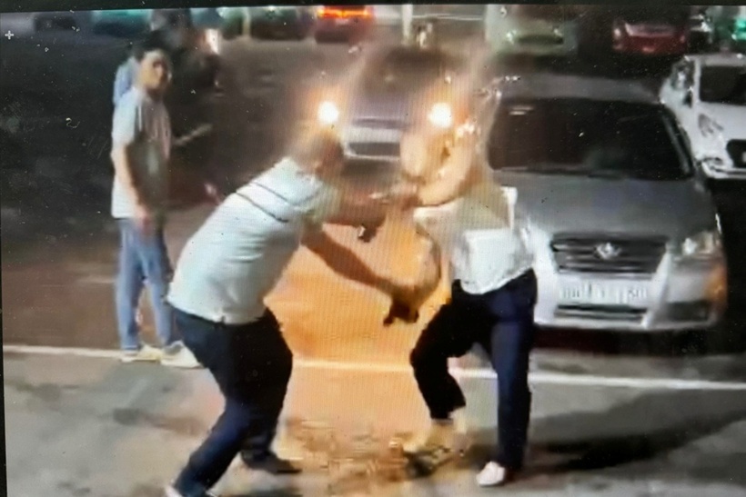 Bảo vệ bến xe Đồng Nai dùng súng điện tấn công nam hành khách. Ảnh: Dân Trí.