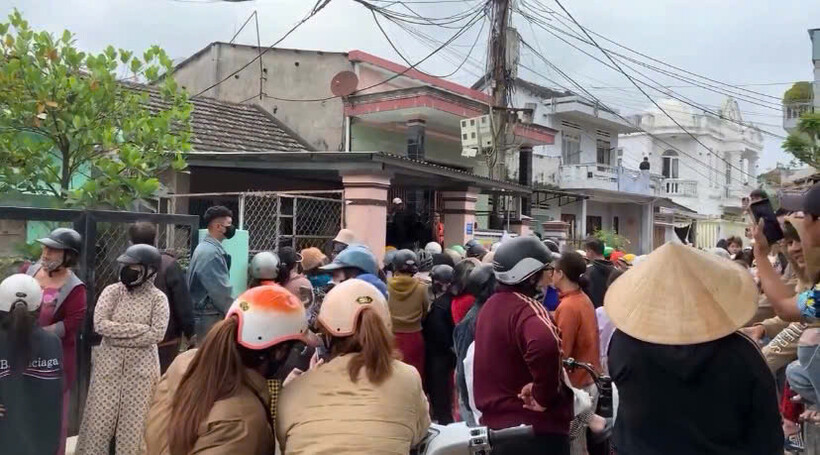 Người dân tập trung tại khu vực nhà người phụ nữ theo dõi vụ việc. (Ảnh: VietnamNet)