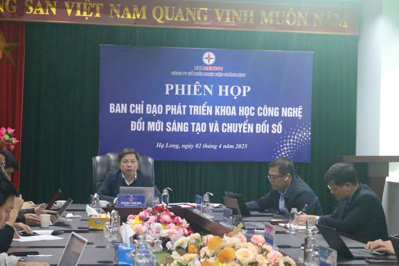 Đồng chí Nguyễn Tuấn Anh - Bí thư Đảng ủy, Chủ tịch HĐQT Công ty phát biểu tại Phiên họp