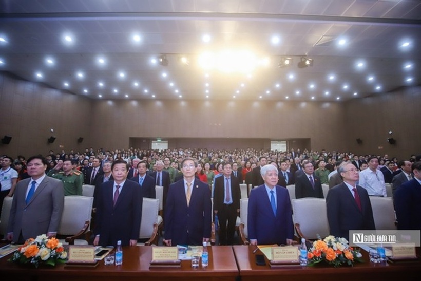 Các đồng chí lãnh đạo, nguyên lãnh đạo Đảng, Nhà nước cùng các đại biểu dự Lễ Kỷ niệm 70 năm ngày thành lập Hội Luật gia Việt Nam. (Ảnh: Hữu Thắng).