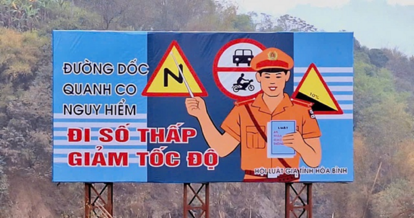 Pano tuyên truyền về an toàn giao thông.