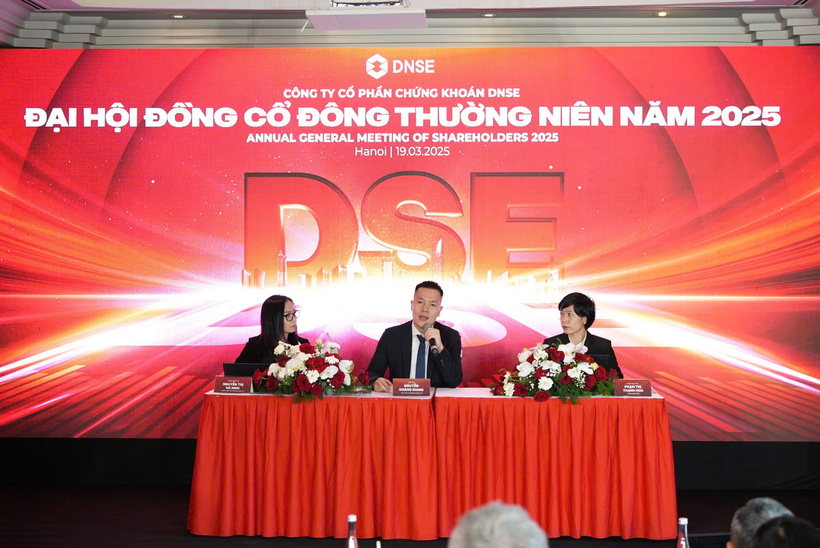 Ban lãnh đạo DNSE trả lời cổ đông tại Đại hội.