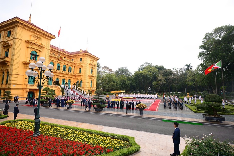 Toàn cảnh lễ đón.