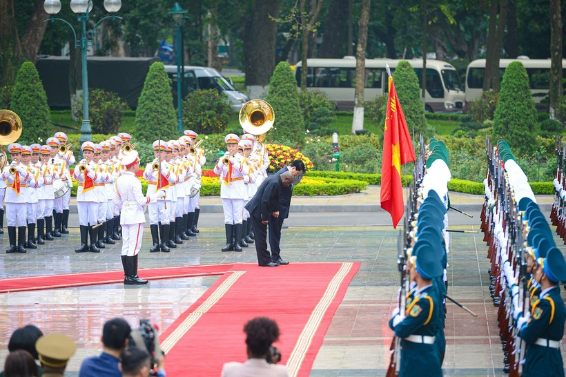 Chủ tịch nước Lương Cường và Tổng thống Burundi Évariste Ndayishimiye chào quân kỳ Quyết thắng.