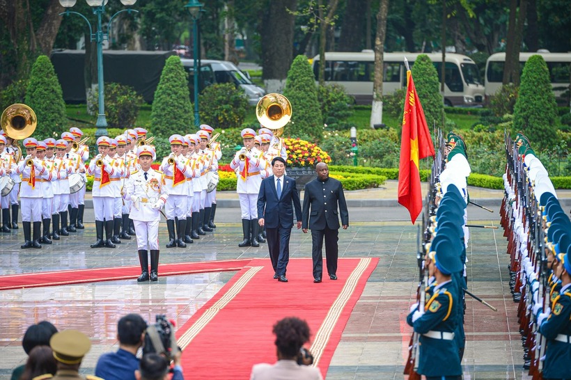 Chủ tịch nước Lương Cường và Tổng thống Burundi Évariste Ndayishimiye duyệt đội danh dự Quân đội Nhân dân Việt Nam.