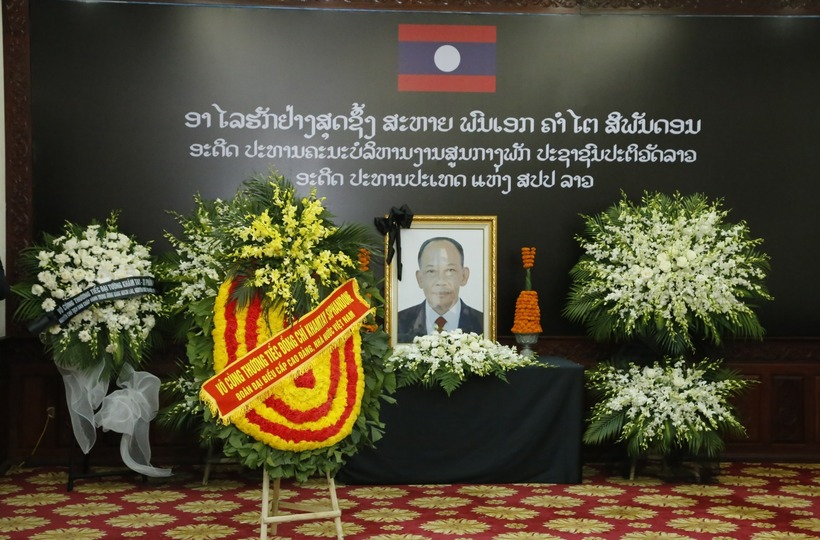 Sáng 4/4, Đại sứ quán Lào ở Hà Nội đã mở sổ tang tổ chức lễ viếng đồng chí Khamtay Siphandone - nguyên Chủ tịch Đảng Nhân dân cách mạng Lào, nguyên Chủ tịch nước CHDCND Lào. Di ảnh đồng chí Khamtay Siphandone được đặt trang trọng ơ trung tâm, kèm dòng chữ "Với tình yêu thiết tha nhất dành cho đồng chí Khamtay Siphandone, nguyên Chủ tịch Đảng Nhân dân cách mạng Lào, nguyên Chủ tịch nước CHDCND Lào".