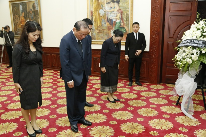 Uỷ viên Trung ương Đảng, Bộ trưởng Bộ Văn hóa, Thể thao và Du lịch Nguyễn Văn Hùng viếng đồng chí Khamtay Siphandone.