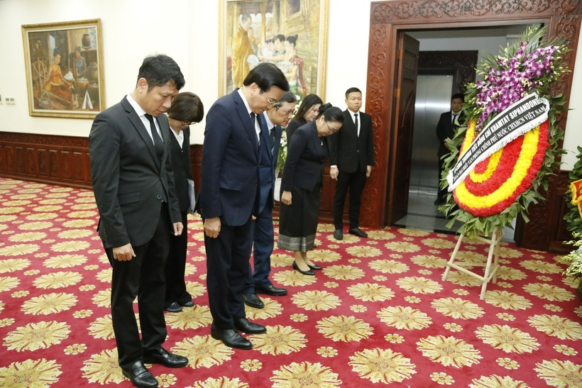 Ủy viên Trung ương Đảng, Bộ trưởng, Chủ nhiệm Văn phòng Chính phủ Trần Văn Sơn viếng đồng chí Khamtay Siphandone.