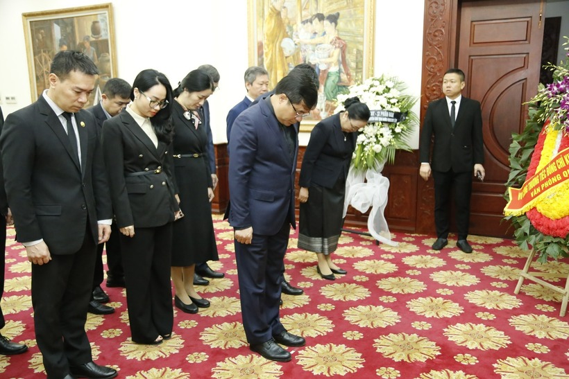 Cùng ngày, nhiều đoàn đại biểu các bộ, ban, ngành đã đến Đại sứ quán Lào tại Việt Nam viếng và ghi sổ tang tưởng niệm đồng chí Khamtay Siphandone.