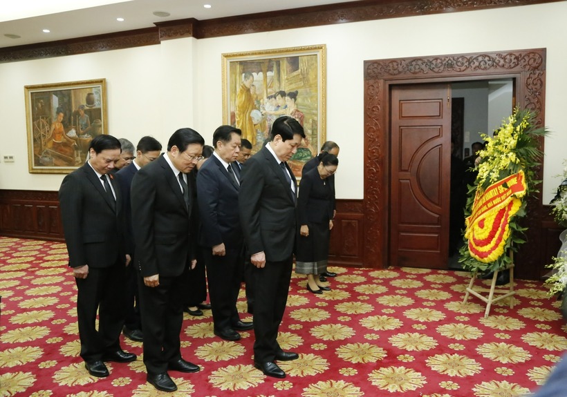 Đoàn đại biểu cấp cao Đảng, Nhà nước Việt Nam do Chủ tịch nước Lương Cường dẫn đầu đã viếng và ghi sổ tang tưởng niệm đồng chí Khamtay Siphandone.