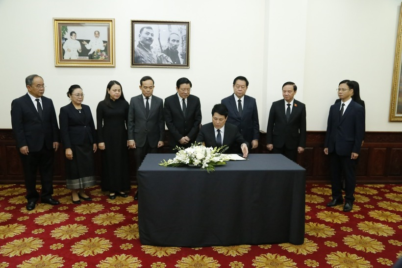 Nội dung ghi sổ tang của Chủ tịch nước Lương Cường có đoạn viết: "Vô cùng thương tiếc đồng chí Khamtay Siphandone, nguyên Chủ tịch Đảng Nhân dân Cách mạng Lào, nguyên Chủ tịch nước Cộng hòa Dân chủ Nhân dân Lào, Nhà lãnh đạo xuất sắc, người con ưu tú của nhân dân các dân tộc Lào, người chiến sỹ cách mạng kiên trung suốt đời hy sinh phấn đấu vì độc lập tự do, hạnh phúc của nhân dân và sự phát triển phồn vinh của đất nước Lào".