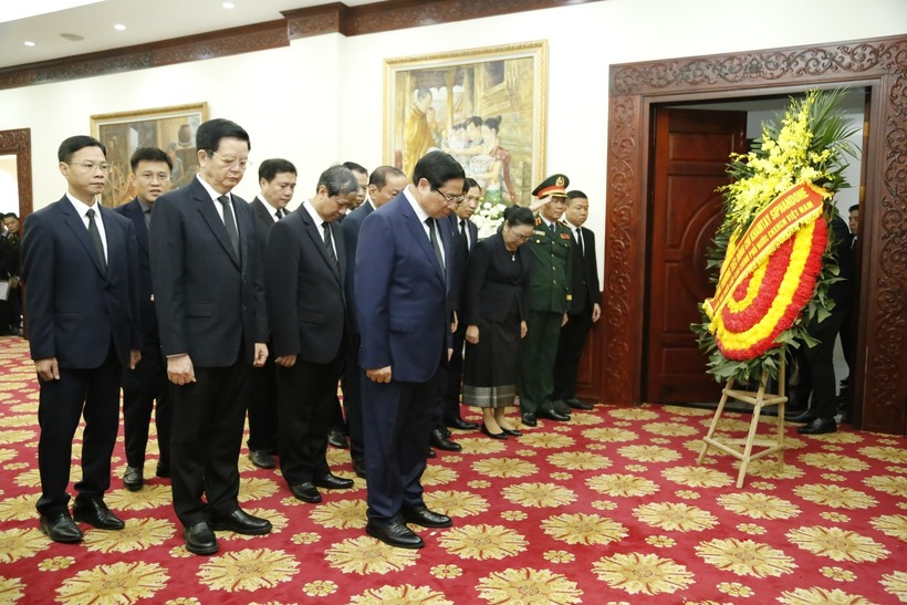 Đoàn đại biểu cấp cao Chính phủ Việt Nam do Thủ tướng Chính phủ Phạm Minh Chính dẫn đầu viếng đồng chí Khamtay Siphandone.