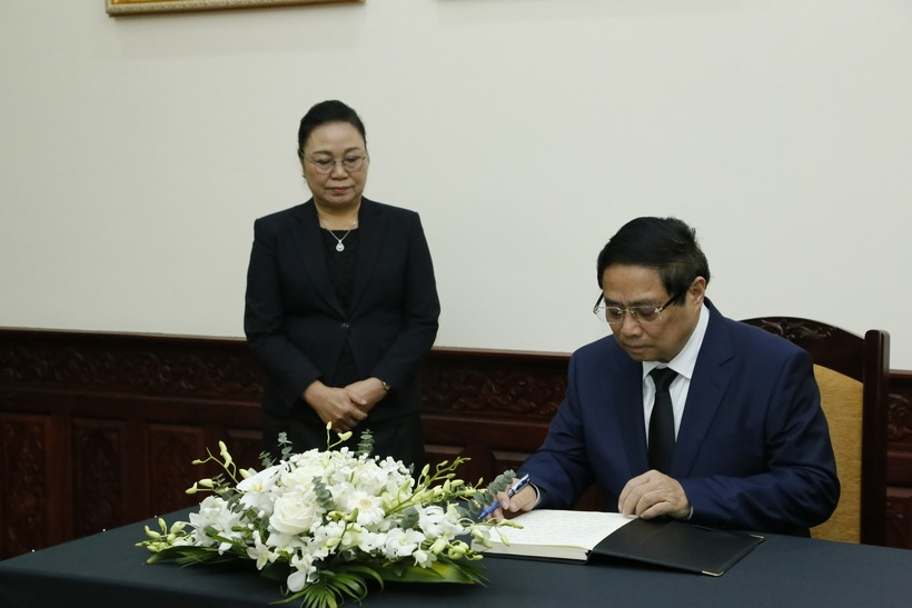 Nội dung ghi sổ tang của Thủ tướng Chính phủ Phạm Minh Chính có đoạn viết: "Sự ra đi của đồng chí Khamtay Siphandone là tổn thất to lớn của Đảng, Nhà nước và nhân dân Lào. Lãnh đạo và nhân dân Việt Nam mất đi một người bạn lớn, người đồng chí thân thiết luôn phấn đấu hết mình vì sự nghiệp cách mạng của hai nước Lào-Việt Nam anh em và mối quan hệ đặc biệt Việt Nam – Lào. Đồng chí Khamtay Siphandone là nhà lãnh đạo tiền bối, nhà cách mạng kiệt xuất kiên trung đã cống hiến trọn đời mình cho sự nghiệp cách mạng Lào".