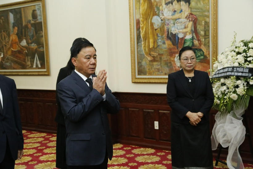 Uỷ viên Bộ Chính trị, Thường trực Ban Bí thư Trần Cẩm Tú viếng đồng chí Khamtay Siphandone.