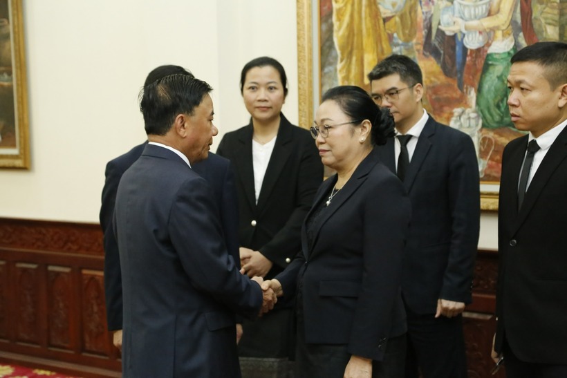 Uỷ viên Bộ Chính trị, Thường trực Ban Bí thư Trần Cẩm Tú gửi lời chia buồn với Đại sứ Lào tại Việt Nam.