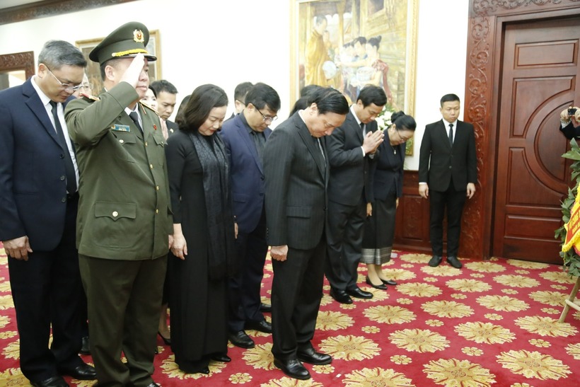 Đoàn đại biểu cấp cao Quốc hội Việt Nam do Phó Chủ tịch Quốc hội Nguyễn Khắc Định dẫn đầu viếng đồng chí Khamtay Siphandone.