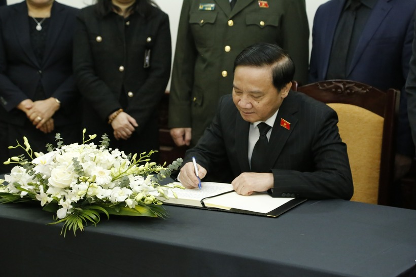 Nội dung ghi sổ tang của Phó Chủ tịch Quốc hội Nguyễn Khắc Định có đoạn viết: "Quốc hội và nhân dân Việt Nam sẽ luôn khắc ghi, trân trọng những đóng góp quý báu, sự ủng hộ to lớn của Đồng chí trong việc đặt nền móng vững chắc, vun đắp tăng cường quan hệ hữu nghị hợp tác ngày càng thiết thực, hiệu quả giữa Quốc hội Việt Nam và Quốc hội Lào, góp phần thúc đẩy và làm sâu sắc hơn tình hữu nghị vĩ đại, đoàn kết đặc biệt và hợp tác toàn diện Việt Nam - Lào".