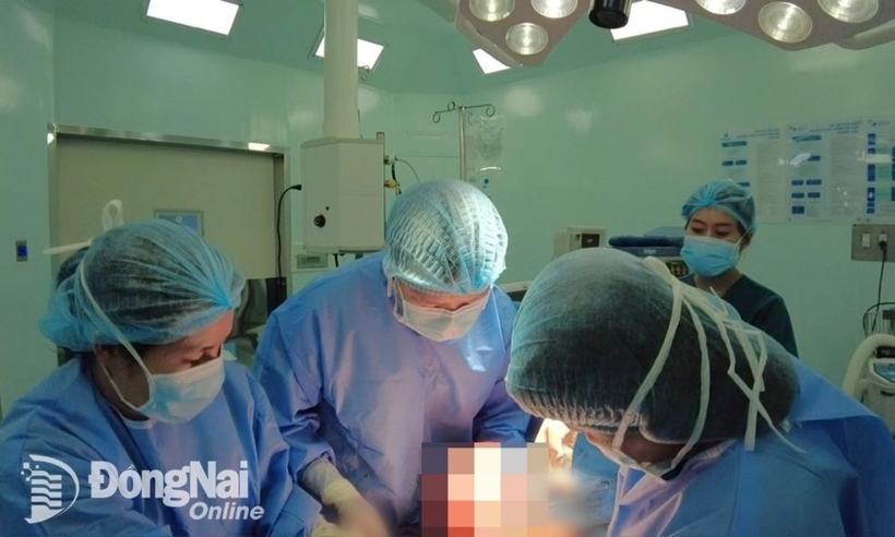 Các bác sĩ tiến hành phẫu thuật cho người phụ nữ. Ảnh: Báo Đồng Nai