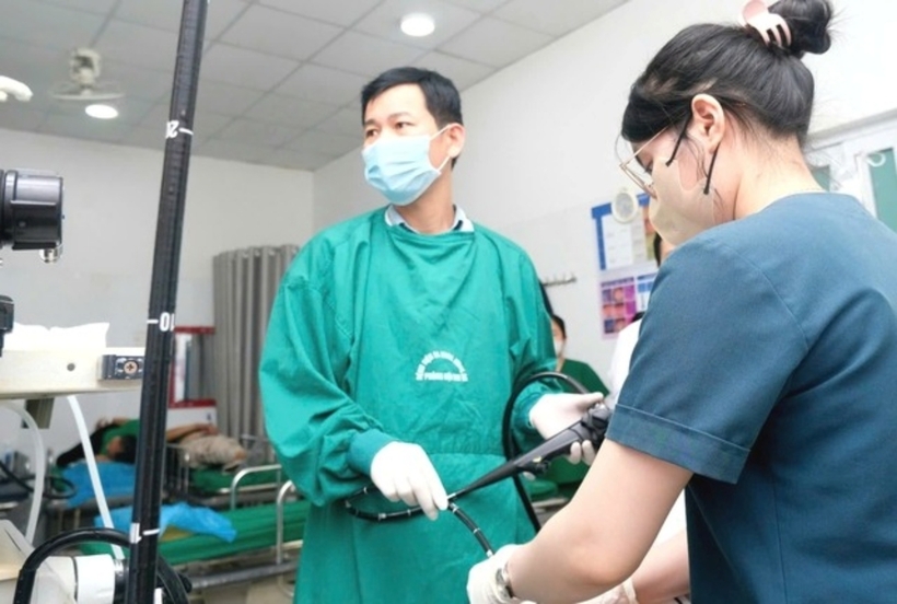 Ekip nội soi gắp ra thành công một mảnh vỡ ống thuốc sắc nhọn, kích thước khoảng 14x16 mm. Ảnh: Sức Khỏe & Đời Sống