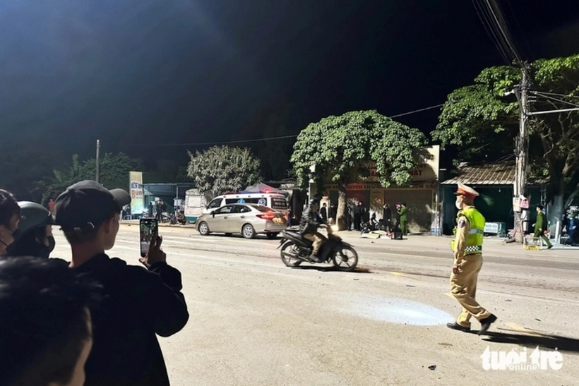 Lực lượng chức năng bảo vệ hiện trường vụ tai nạn. Ảnh: Tuổi Trẻ Online