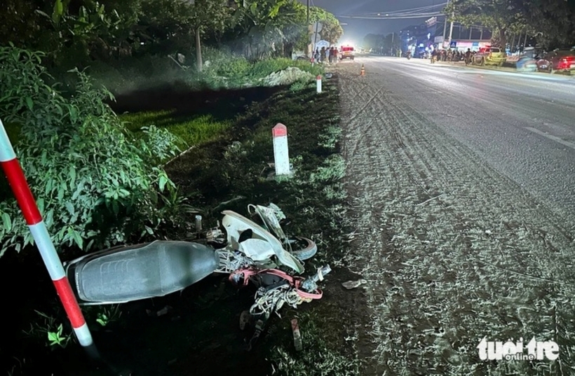 Xe máy của nạn nhân tử vong bị kéo lê cách vị trí ban đầu khoảng 150m. Ảnh: Tuổi Trẻ Online