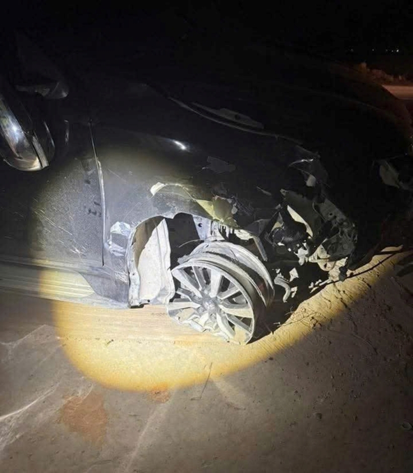 Chiếc ô tô chỉ dừng lại khi lốp xe phía trước hỏng, trơ vành. Ảnh: VietNamNet