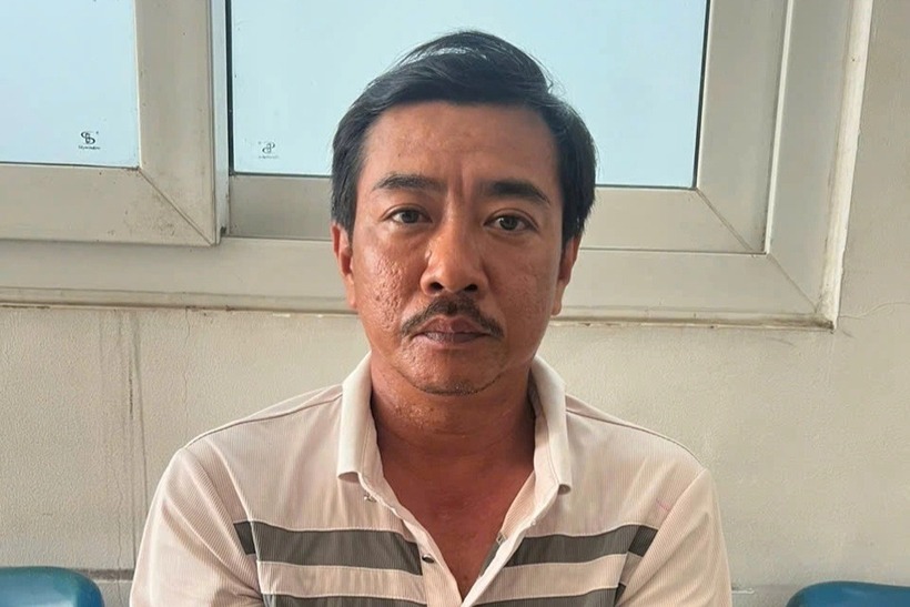 Đối tượng Nguyễn Tấn Đạt tại cơ quan công an. Ảnh: Dân Trí