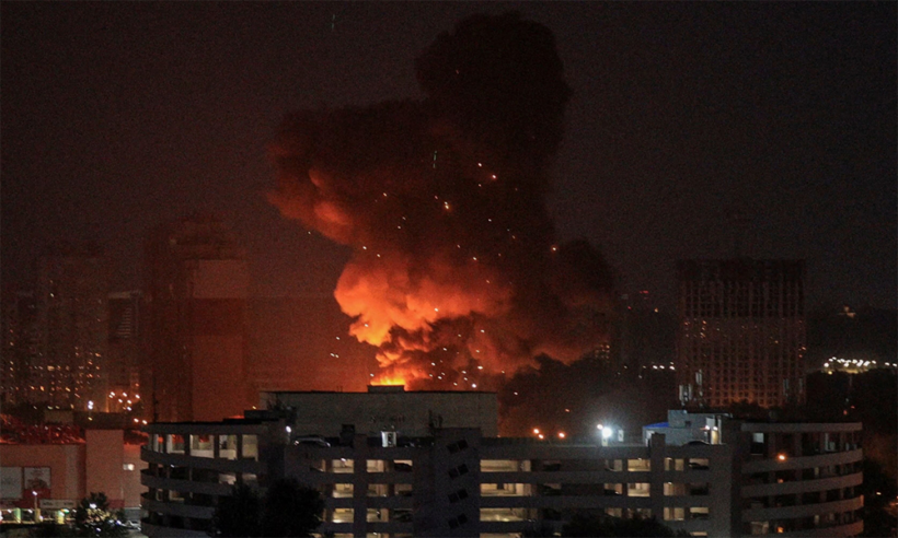 Khói lửa bốc lên tại thủ đô Kiev, Ukraine sau trận không kích ngày 30/8/2024. Ảnh minh họa: Reuters