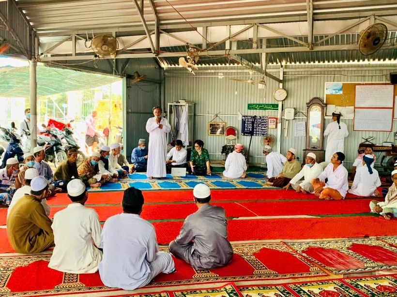 Sự đồng hành của các vị chức sắc tôn giáo – những người có uy tín trong cộng đồng – đã giúp Chi Hội Luật gia xã vượt qua rào cản ngôn ngữ và văn hóa, nơi Thánh đường thành "điểm tựa" tuyên truyền hiệu quả.