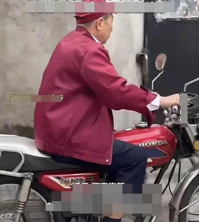 Ông Vương tự mình đi xe máy hơn 80km về quê của Linh Linh để năn nỉ bạn gái quay lại. Ảnh: World Journal.