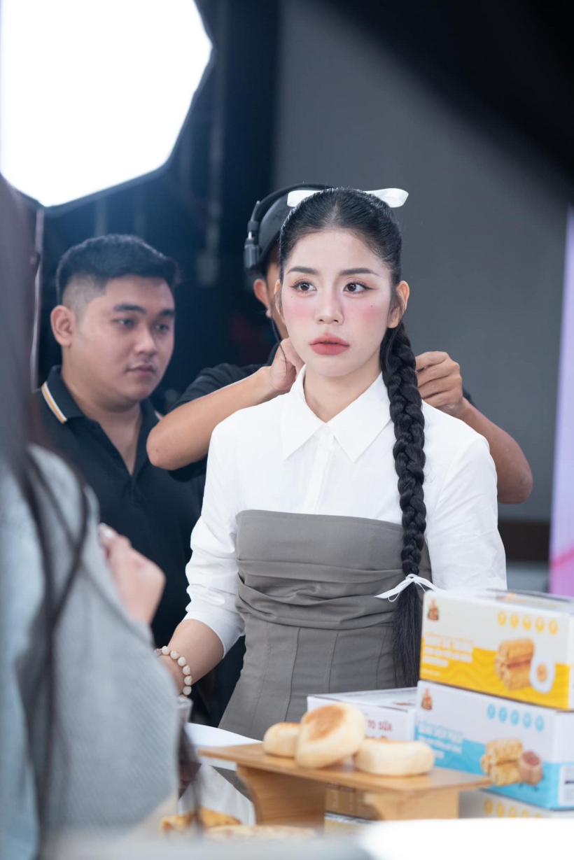 Hằng Du Mục thường xuyên livestream bán hàng.