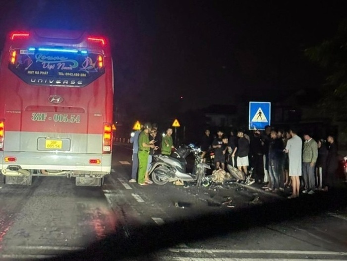 Lực lượng chức năng đã có mặt để bảo vệ hiện trường, điều tiết giao thông. Ảnh: Báo Tiền phong.