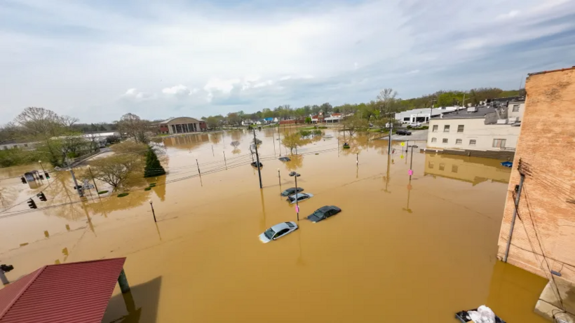 Nước bao phủ các con đường sau trận lũ lụt nghiêm trọng ở Hopkinsville, Kentucky. Tình trạng khẩn cấp đã được ban bố để ứng phó với mực nước dâng cao và các điều kiện nguy hiểm. (Ảnh: Getty)