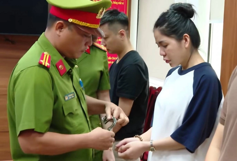 Hằng Du Mục (phải) lúc bị bắt. Ảnh: Bộ Công an/VnExpress