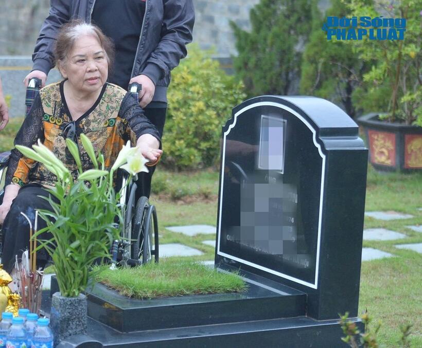 Bà ngắm nhìn người con trai xấu số với nhiều nỗi niềm nhung nhớ