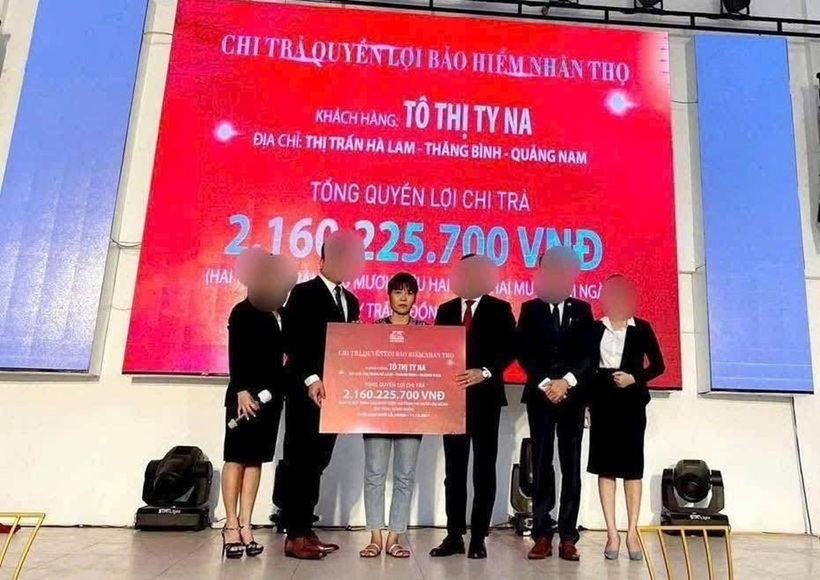 Hình ảnh bà Na nhận tiền bảo hiểm. Ảnh: Lao động